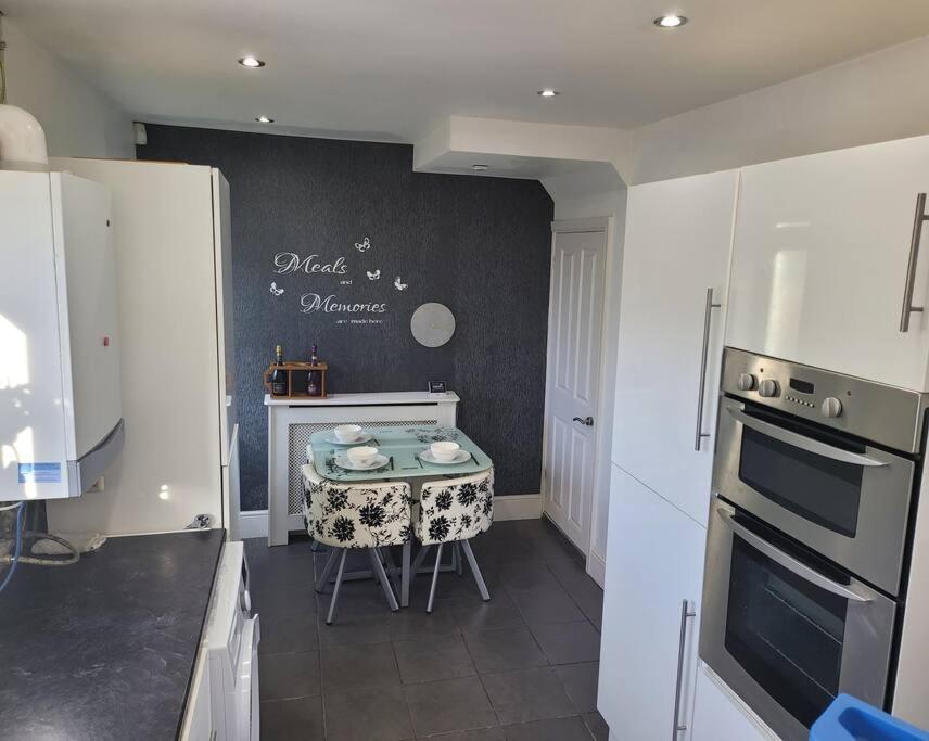 Fabulous 3 Bedroom House , Sleeps Up To 5-7 Guest. South Ockendon Zewnętrze zdjęcie