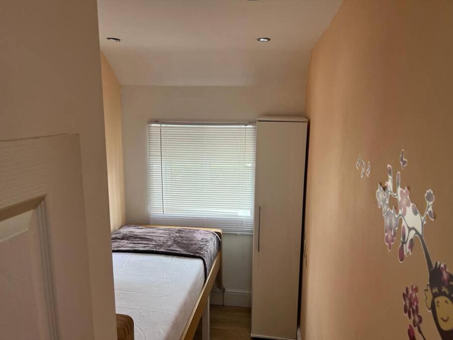 Fabulous 3 Bedroom House , Sleeps Up To 5-7 Guest. South Ockendon Zewnętrze zdjęcie