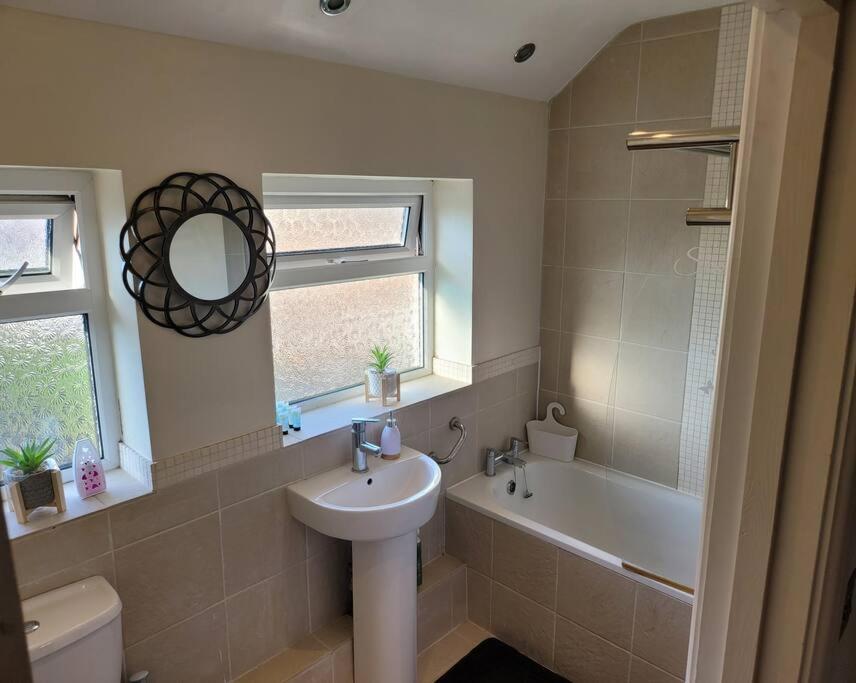 Fabulous 3 Bedroom House , Sleeps Up To 5-7 Guest. South Ockendon Zewnętrze zdjęcie